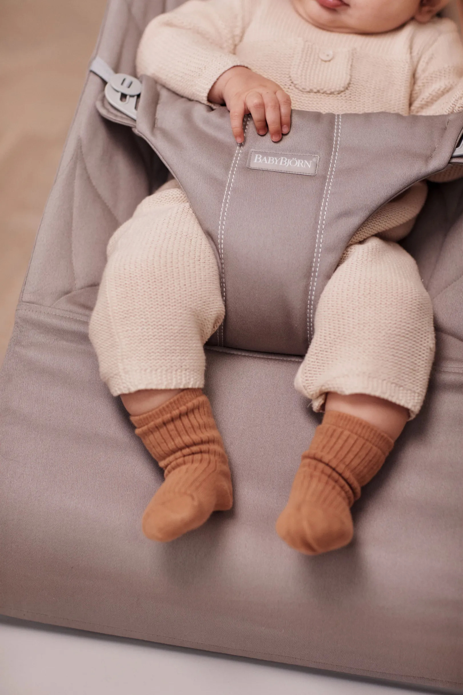 BabyBjörn Bliss kootud istumisalus, liivahall, lehemustriga - Image 2
